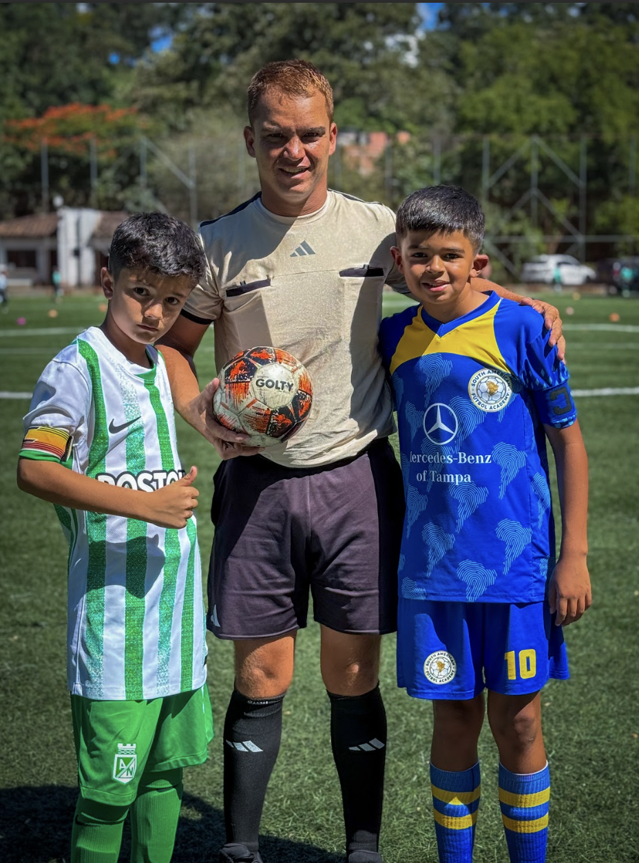 Entrenador acompañando a jugadores jóvenes