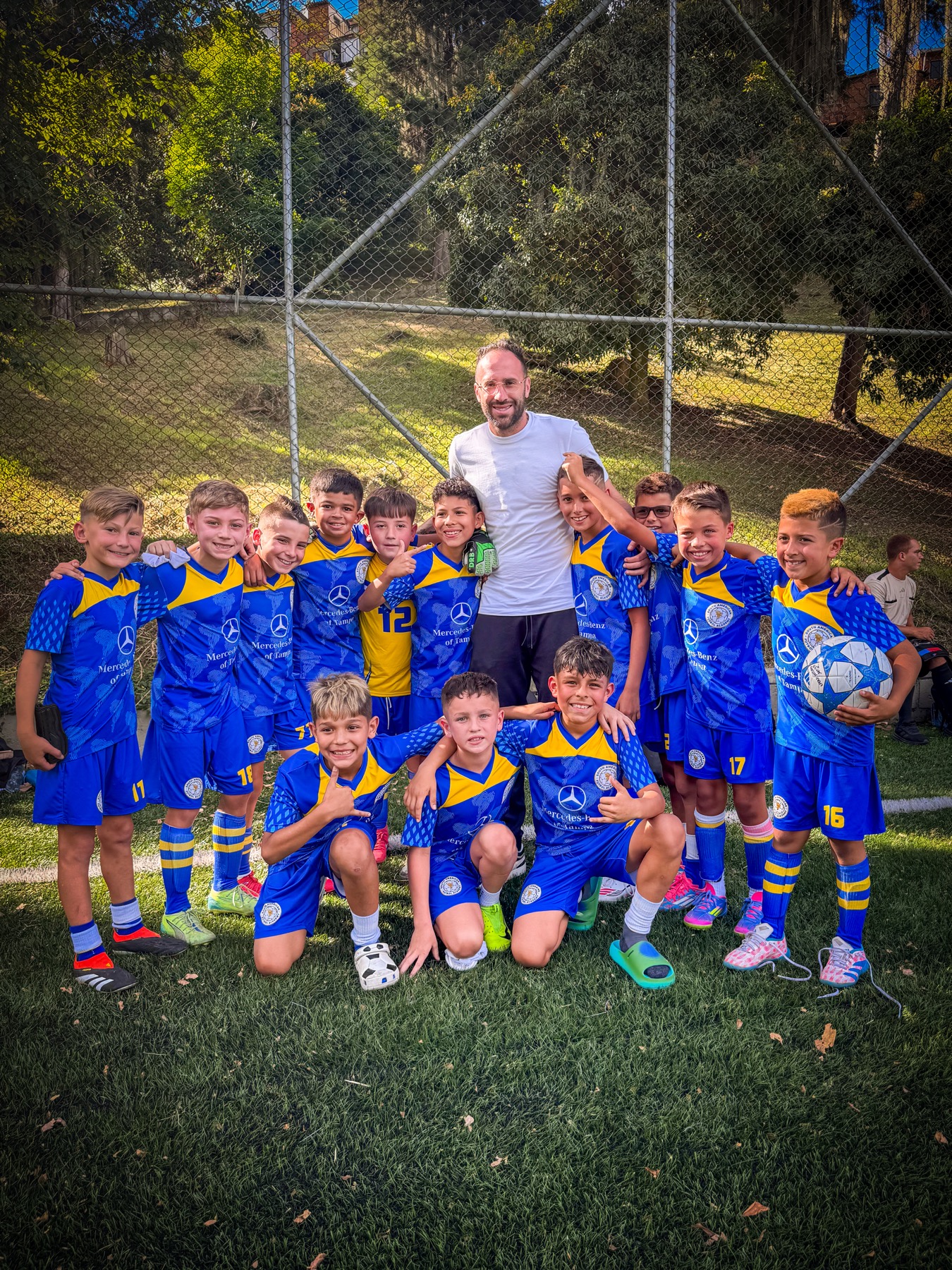 Jugadores jóvenes sonriendo junto a su equipo