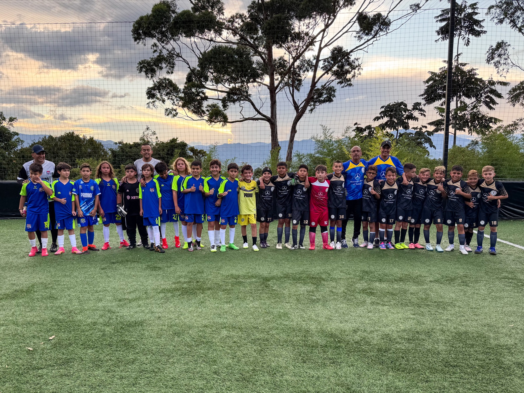 Equipos reunidos en una cancha durante una experiencia IFE