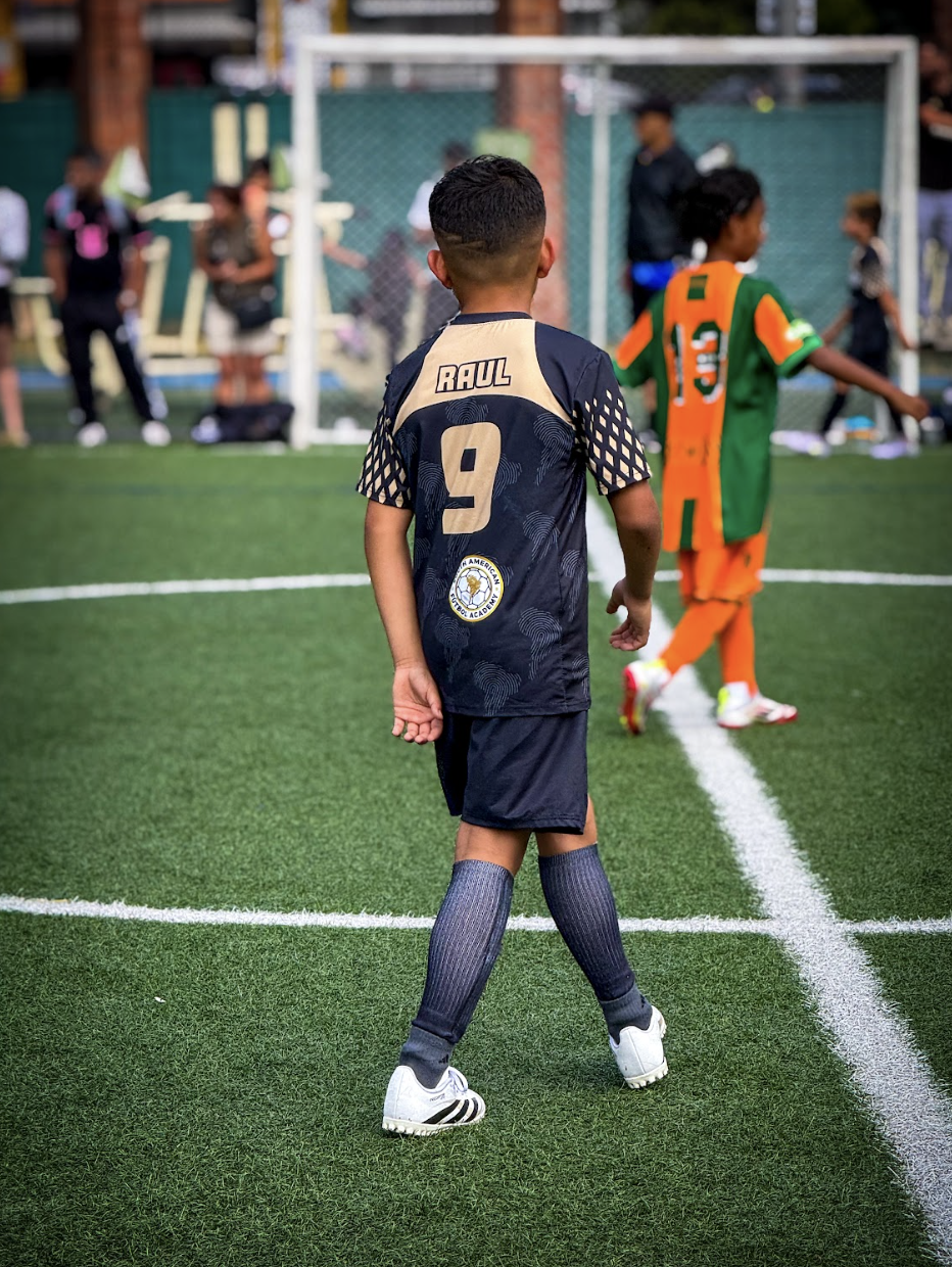 Jugador joven caminando hacia la cancha